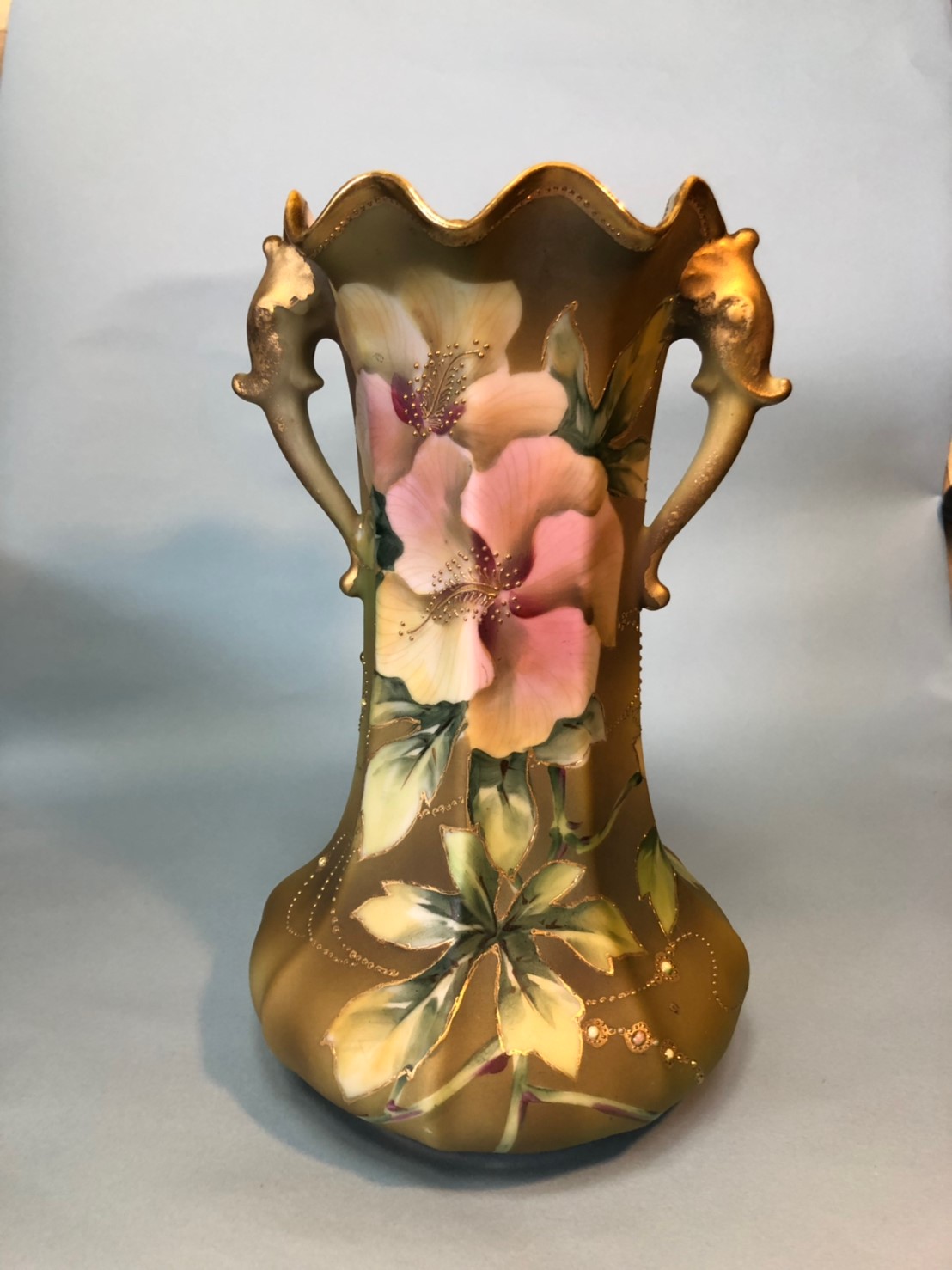 金彩象のハンドル付花柄花瓶