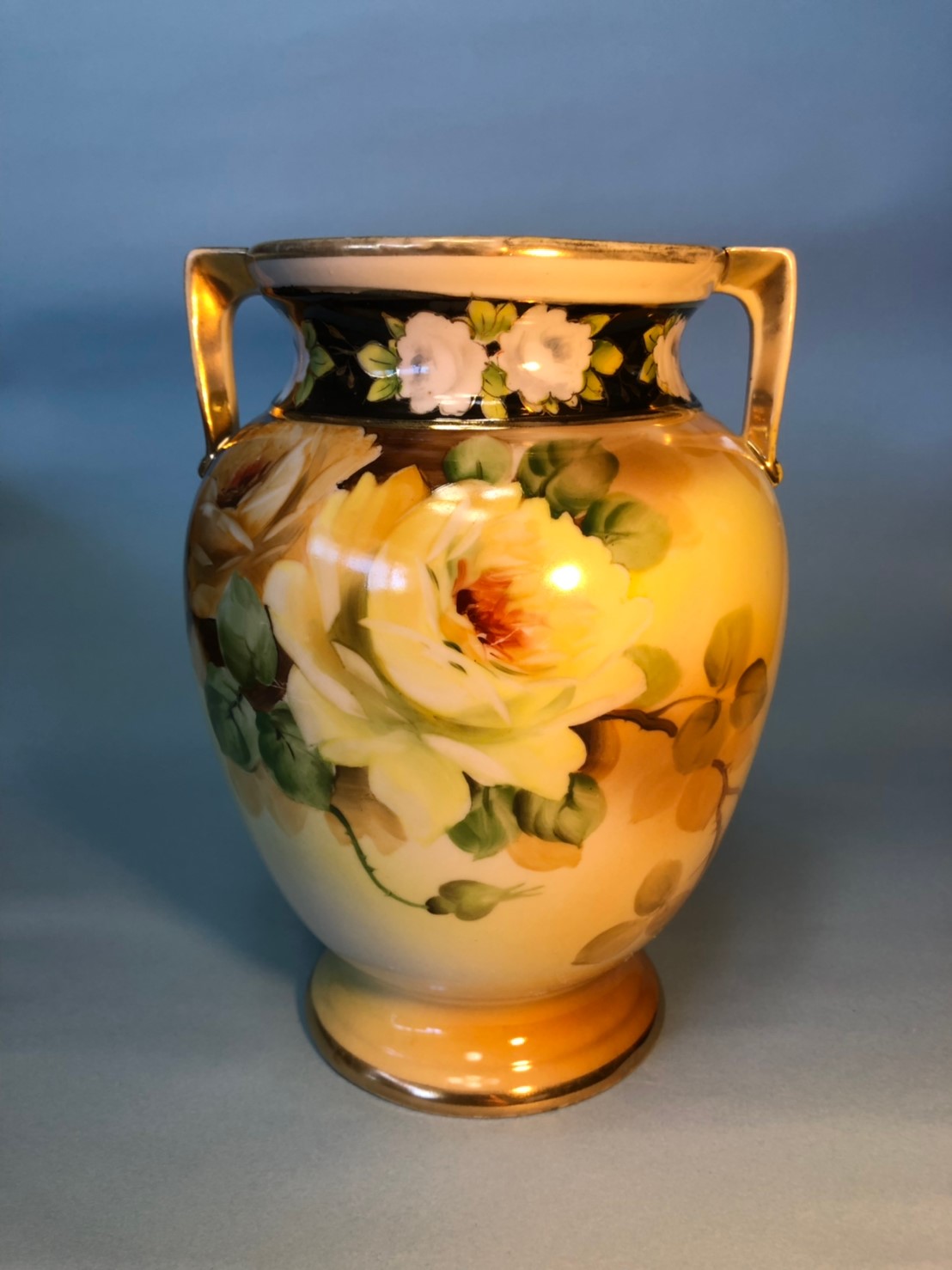 金彩薔薇柄ハンドル付花瓶